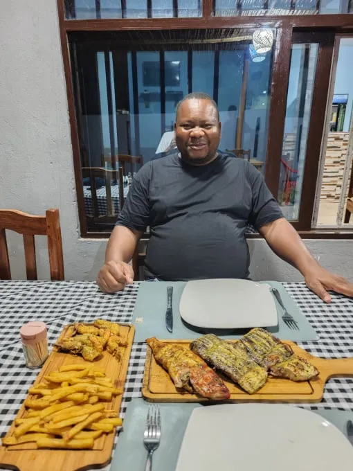 Freshly grilled fish and chips served at Residencial Duma