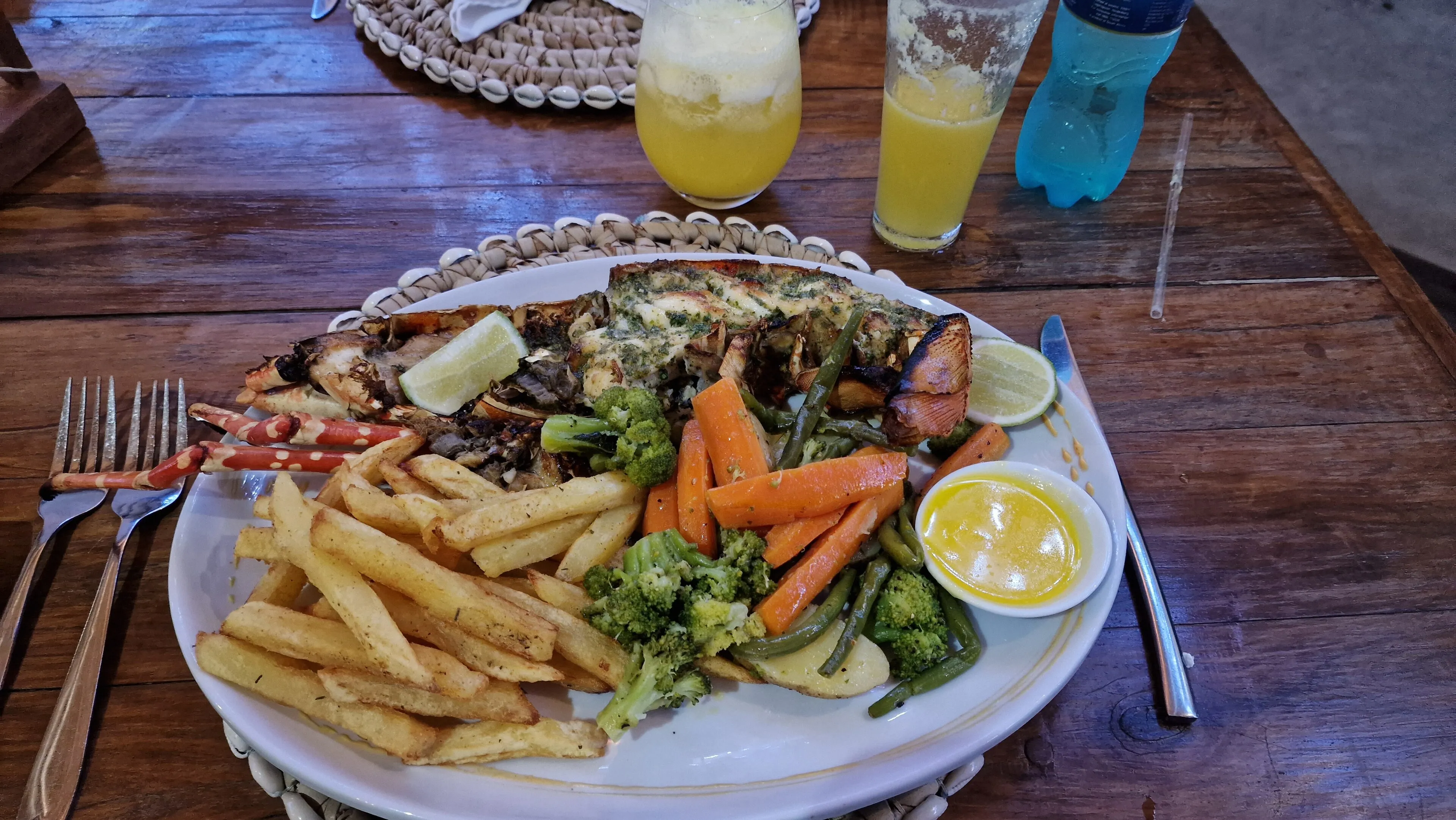 Grilled lobster with chips and vegetables